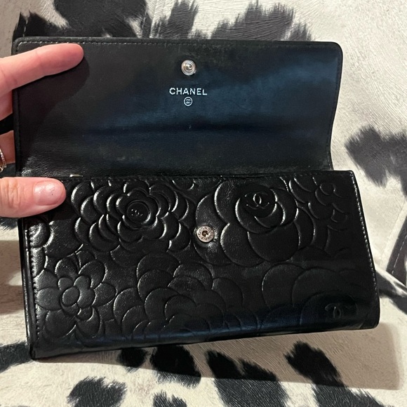 CHANEL Black Leather Floral Camellia Wallet - Picture 8 of 16
